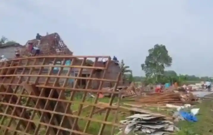 Rumah roboh milik warga Desa Kedungori (Foto: Antara)