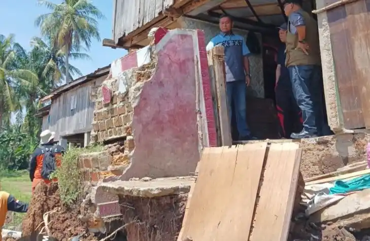 Rumah warga Desa Kedondong, Kabupaten OKU rusak berat diterjang longsor (Foto: Antara)