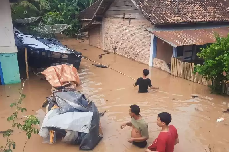 Rumah warga Kabupaten OKU terendam banjir setinggi 1,5 meter, Rabu. (Foto: Antara)