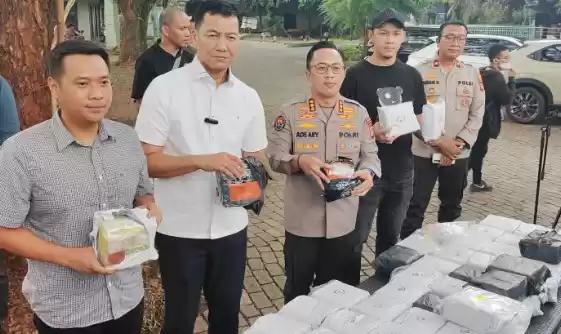 Dirresnarkoba Polda Metro Jaya, Kombes Polisi Donald Parlaungan Simanjuntak (kedua dari kiri) dan Kabid Humas Polda Metro Jaya Kombes Polisi Ade Ary Syam Indradi di Jakarta, Kamis (4/7/2024). [Foto: ANTARA]