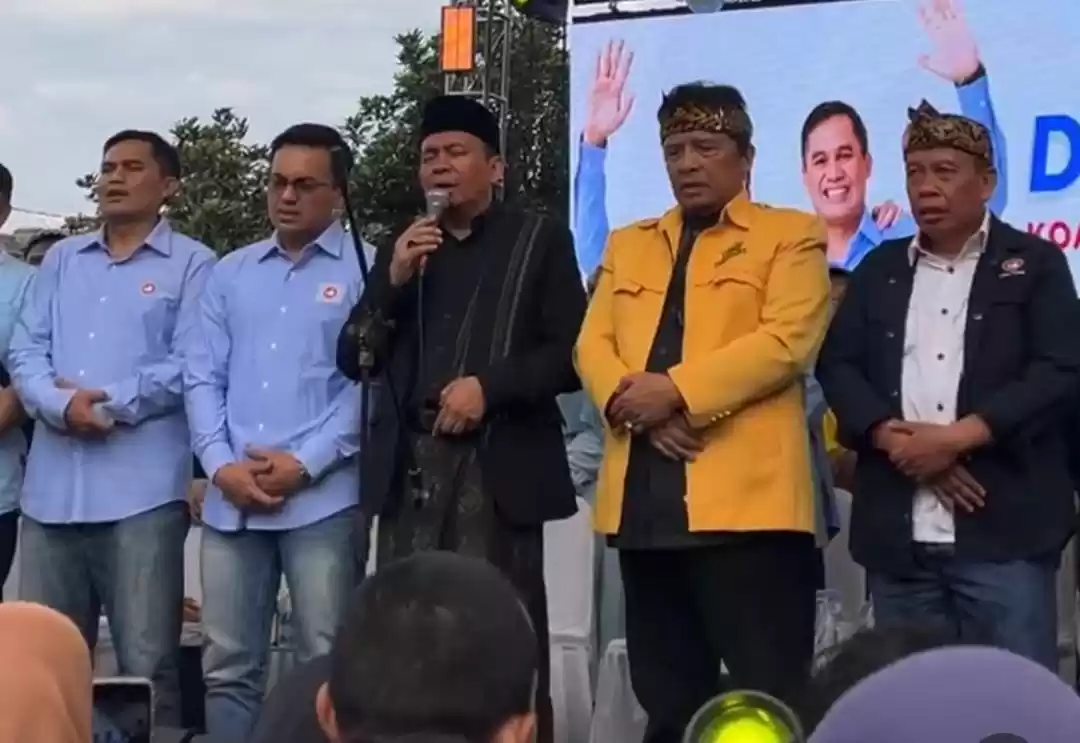 Pasangan calon Paslon (Paslon) Sahrul Gunawan-Gun Gun Gunawan saat bersholawat bersama para pendukungnya sebelum menuju ke KPU Kabupaten Bandung, Jl. Sindang Wargi, Kecamatan Soreang, kabupaten Bandung, Jawa Barat, Kamis (29/82024)