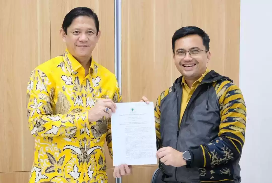 Sahrul Gunawan saat menerima surat B1 KWK dari Sekretaris DPD Partai Golkar Provinsi Jawa Barat, MQ Iswara (Foto: Instagram @sahrulgunawanofficial).