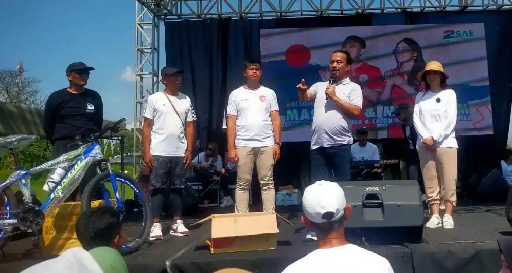 Samanhudi Anwar, saat menyampaikan dukungan dalam acara jalan sehat untuk pemenangan SAE di lapangan Plosokerep pada Sabtu (9/11/2024) (Foto: Dok MI/JK)