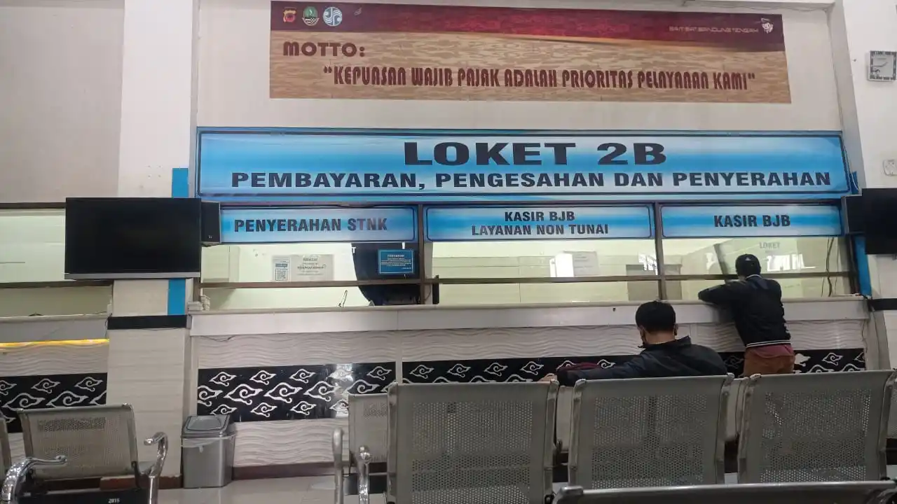 Ada Keterlambatan dalam Proses Pembayaran PKB Lima Tahunan dan BBN-KB di Kantor se-Jawa Barat Masyarakat wajib pajak saat menunggu antrean di kantor Samsat Bandung Tengah, Jl. Kawaluyaan Raya, Kota Bandung, Jawa Barat. (Foto: Dok MI/Sugiyanto)