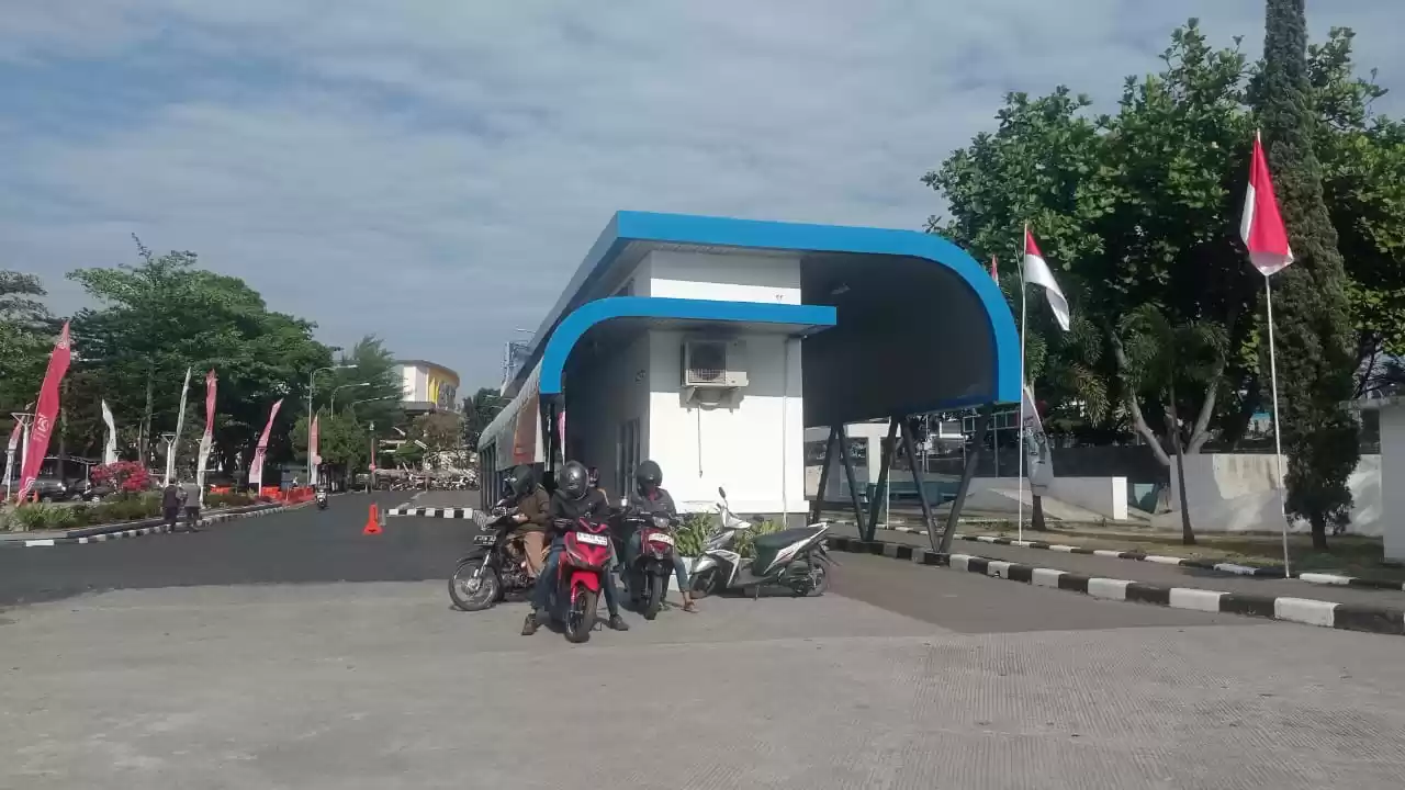 Masyarakat wajib pajak saat melakukan pembayaran pajak kendaraan bermotor (PKB) tahunan di layanan Samsat Drive Thru yang berada di area kantor Samsat Bandung Timur, Jl. Soekarno Hatta No. 528, Sekejati, Kec. Buahbatu, Kota Bandung, Jawa Barat. (Foto: MI/Sugiyanto).