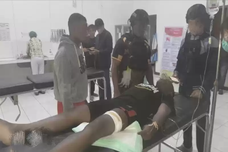 Anggota Kodim 1715/Yahukimo Pratu Rajami Uhio, mengalami luka tembakan oleh di paha sebelah kiri, dan sedang menjalani perawatan medis di Rumah Sakit Dekai. (Foto: Doc. Humas Satgas Operasi Damai Cartenz - 2024)