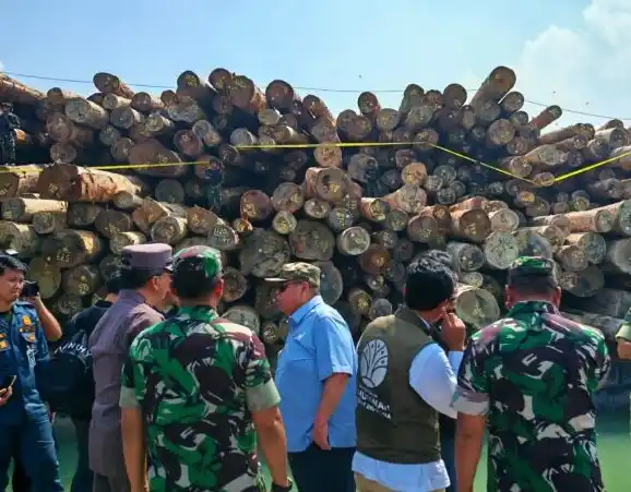 Negara Rugi Rp240 M atas Pembalakan Liar di Mentawai, PT Berkah Rimba Nusantara dan IM Tersangka! Satgas PKH amankan pembalakan liar di Kabupaten Kepulauan Mentawai, Sumatera Barat, Selasa (14/10/2025). Kasus ini merugikan negara Rp 240 miliar dengan tersangka PT Berkah Rimba Nusantara dan seseorang berinisial IM. (Foto: Dok MI/Kejagung)
