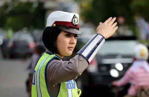Ilustrasi - Polantas - Polisi Wanita (Polwan) sedang mengatur lalu lintas (Foto; Istimewa)