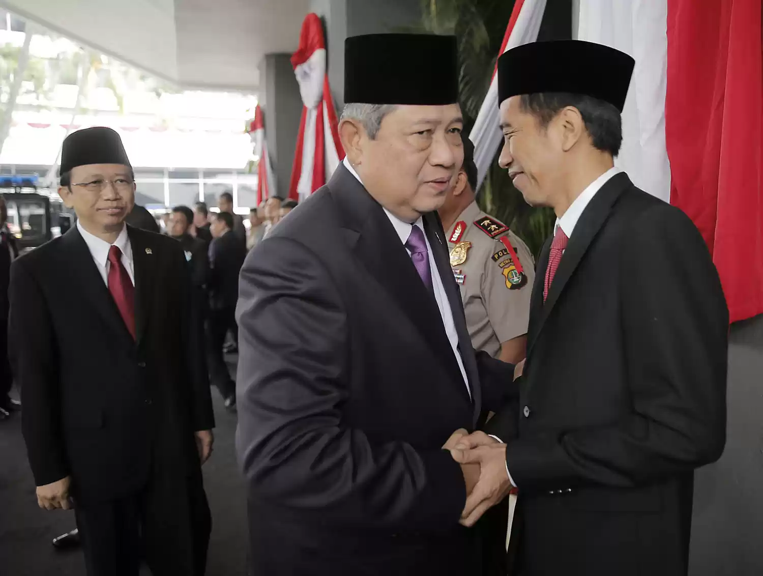 Presiden Joko Widodo (Jokowi) dan Presiden ke-6 Republik Indonesia Susilo Bambang Yudhoyono (SBY) (Kiri). [Foto: Setkab]