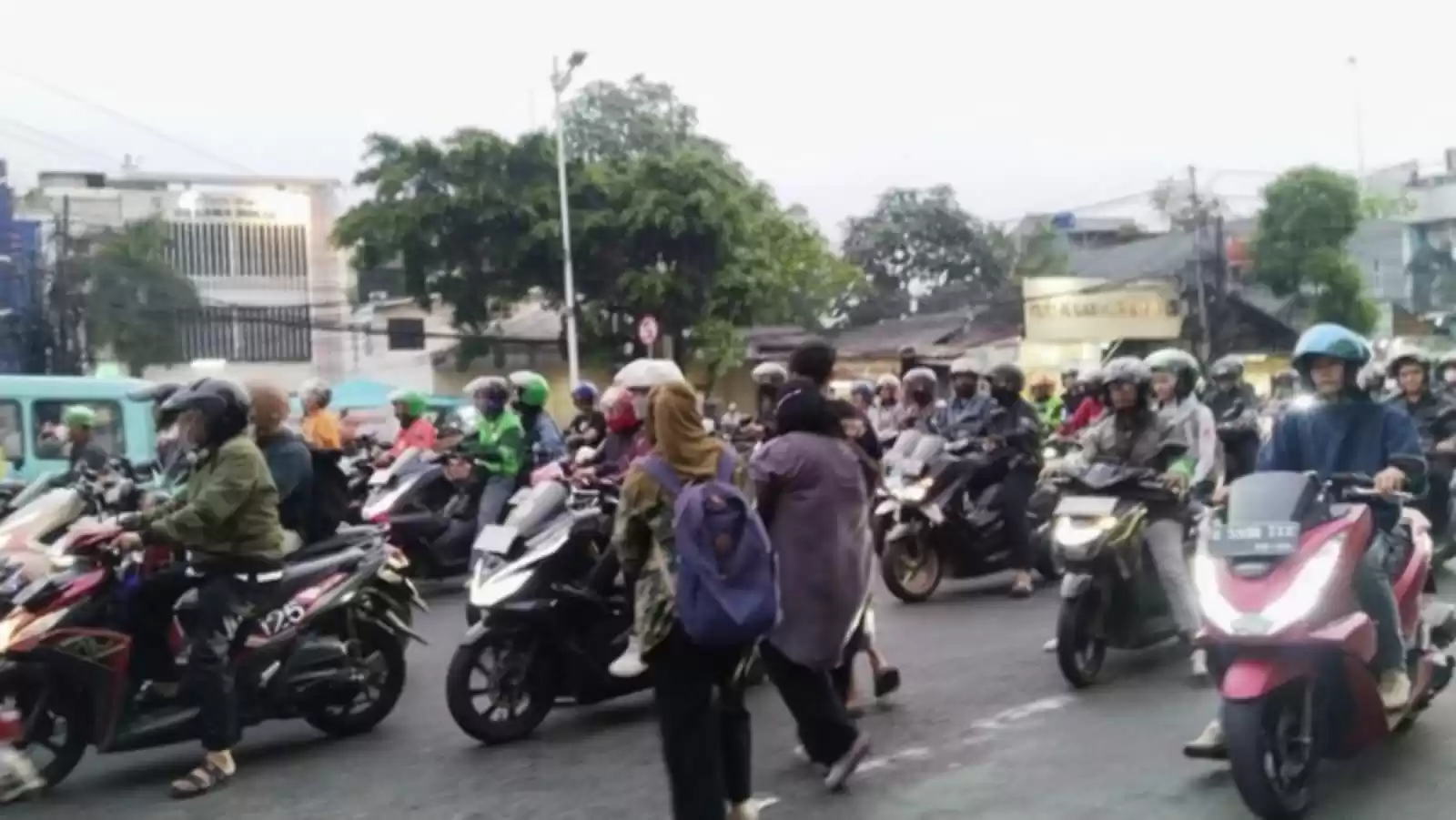 Warga Harap JPO Dewi Sartika Jaktim Cepat Kelar