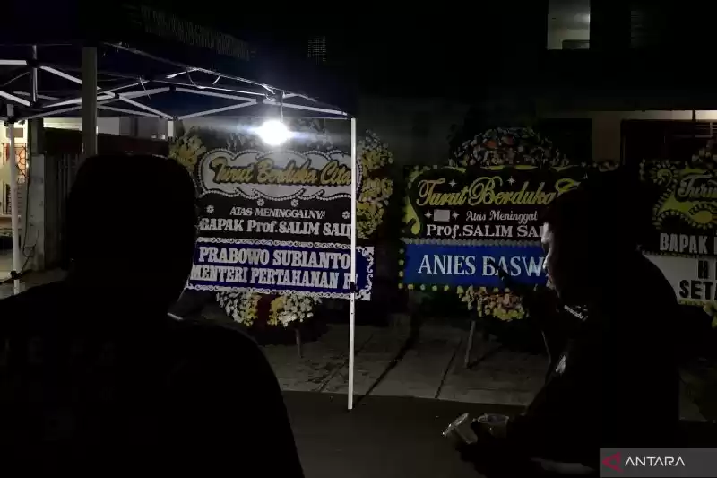 Sejumlah anggota keluarga almarhum Prof. Salim Haji Said berdiri di depan jajaran karangan bunga dari berbagai tokoh yang ditempatkan di sisi dan depan rumah duka Prof. Salim Said di Jalan Redaksi Nomor 149, Kompleks PWI, Cipinang, Jakarta, Minggu (19/5/2024).