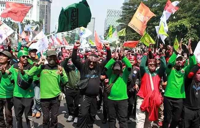 Sejumlah massa buruh melakukan demo menolak program Tapera di kawasan Patung Kuda, Jakarta, kamis (6/6/2024).