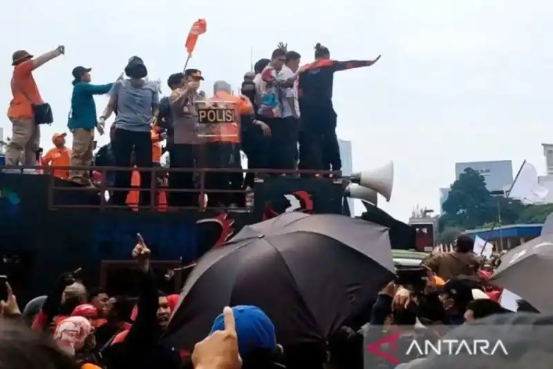 Sejumlah massa melakukan pelemparan ke arah mobil komando (Foto: Antara)