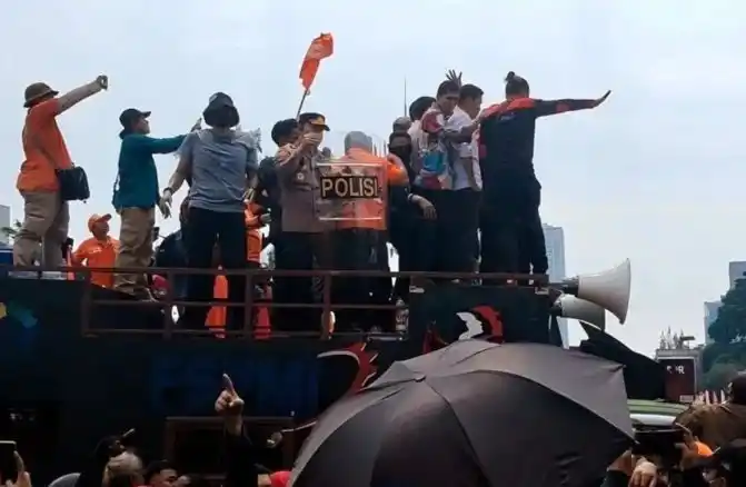 Sejumlah massa melakukanunjuk rasa. (Foto : Antara)