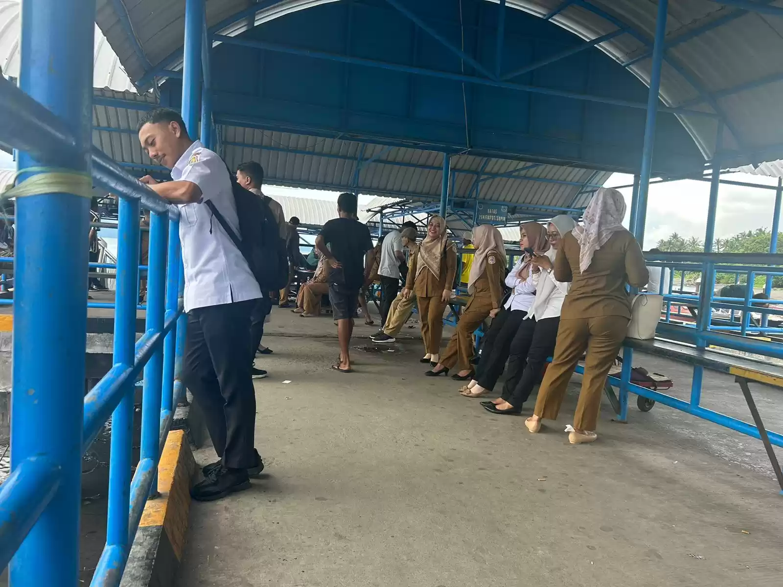Sejumlah PNS Pemprov Malut yang mengantri untuk membeli tiket di Pelabuhan Sofifi (Foto: MI/RD)