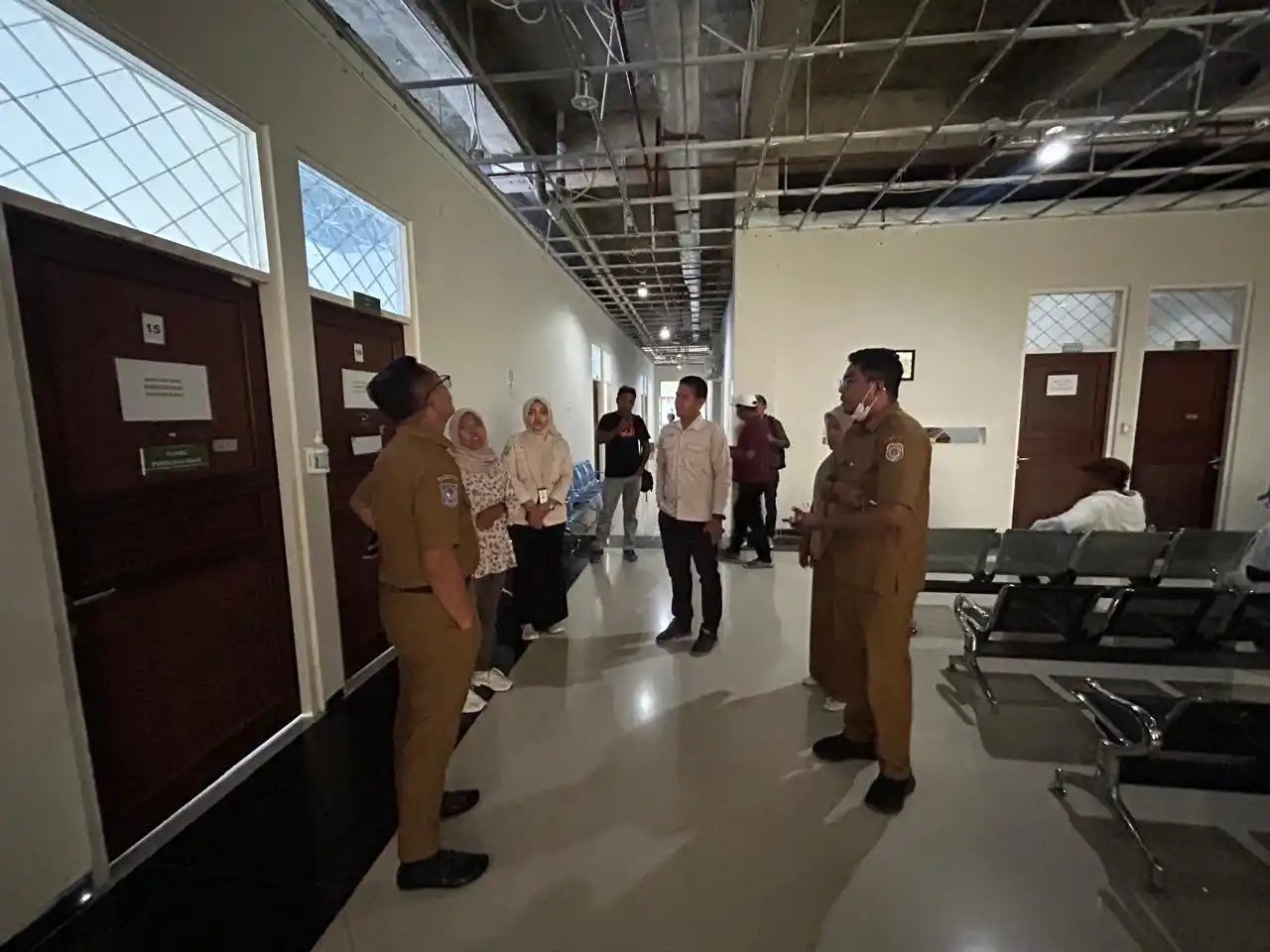 Pj Sekda Malut, Abubakar Abdullah melihat langsung kerusakan plafon di RS Jiwa Sofifi (Foto: MI/Rais Dero)