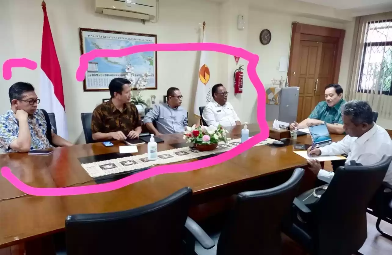Sekda Malut Nonaktif Samsuddin A. Kadir (paling kiri kameja putih) didampingi pejabat aktif dan beberapa mantan pejabat yang di nonjobkan Plt Gubernur M. Al Yasin Ali bertemu dengan salah satu petinggi KASN di Jakarta beberapa waktu lalu sebelum lebaran Idul Fitri (Foto: MI/Ist)