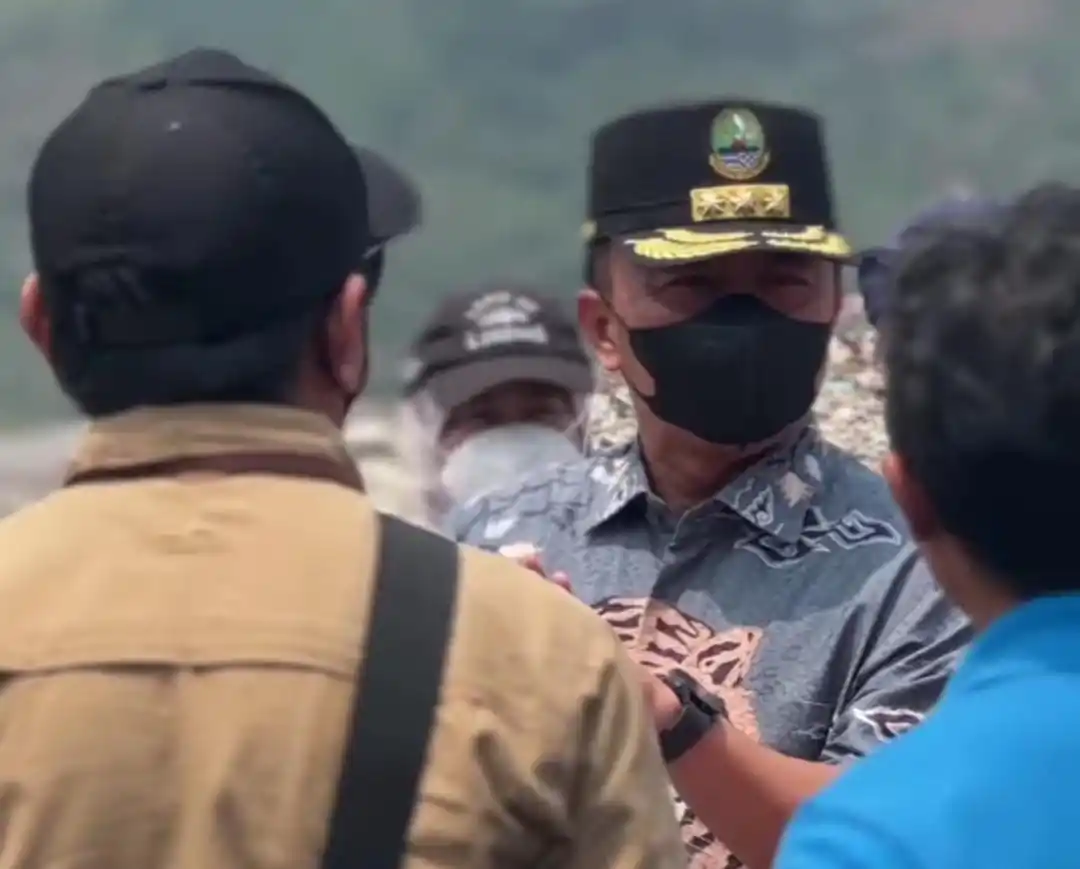 Sekretaris Daerah (Sekda) Provinsi Jawa Barat, Herman Suryatman saat meninjau TPPAS Sarimukti, Kabupaten Bandung Barat (KBB). (Foto: Tangkapan layar)