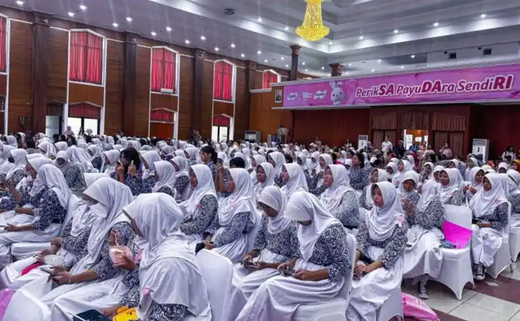 Sekitar 400 siswi dari SMA di Jakarta Timur mengikuti penyuluhan kanker payudara. (Foto: Antara)