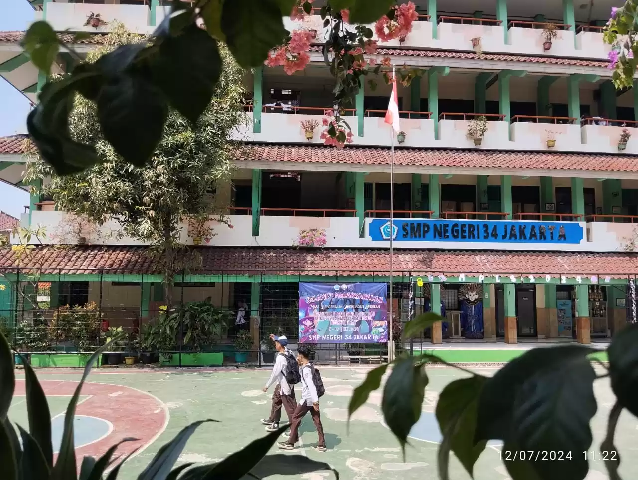 Seorang siswa sedang berjalan di halaman sebuah sekolah di DKI Jakarta (Carlos/MI)
