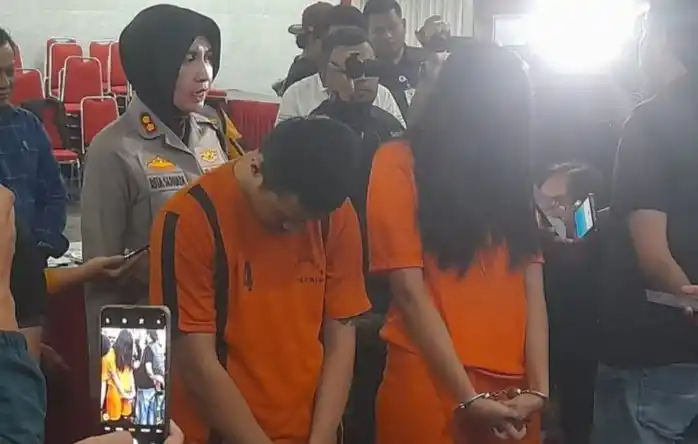 Dua tersangka kasus promosi judi daring yang ditangkap (Foto: Antara)