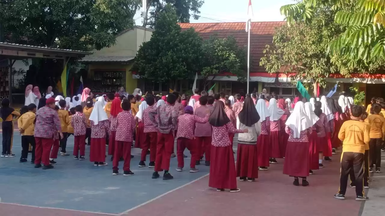 Murid SD Negeri 268 Penyileukan, Kota Bandung, Jawa Barat (Jabar) saat olahraga bersama. (Foto: MI/Sugiyanto)