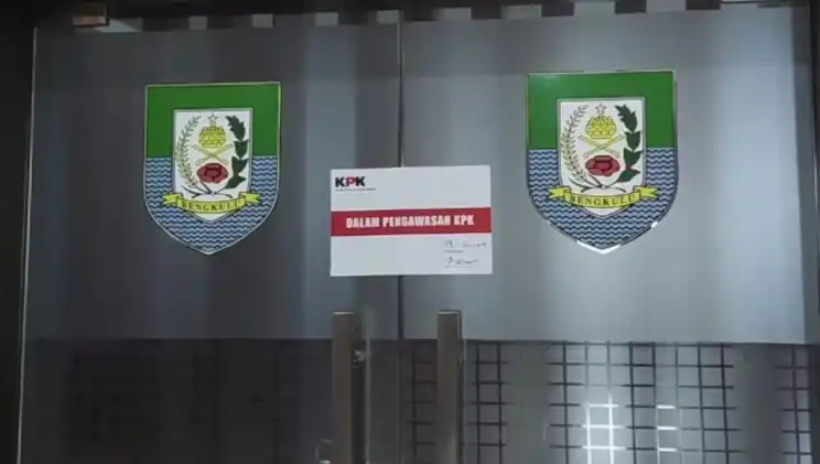 KPK segel rungan Gubernur Bengkulu (Foto: Dok MI)