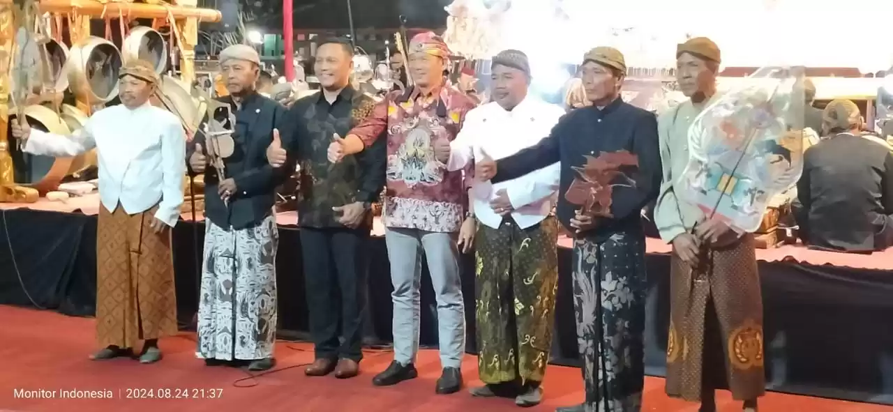Sesi foto bersama Sekda Pemkot Blitar bersama para dalang (Foto: Dok MI/Joko Prasetyo)
