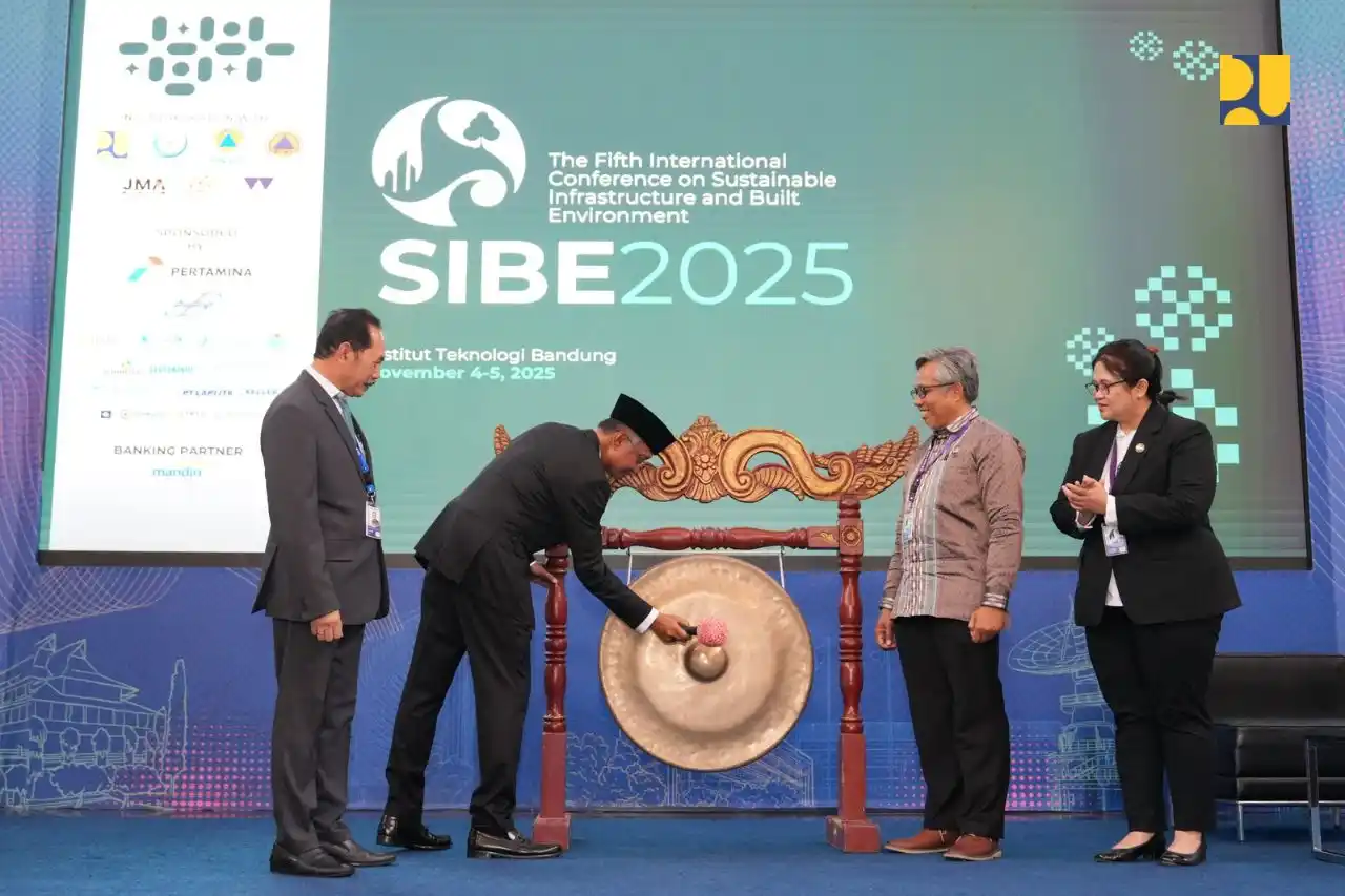 Menteri Pekerjaan Umum membuka acara 5th International Conference on Sustainable Infrastructure and Built Environment (SIBE) di Institut Teknologi Bandung, Selasa (4/11). (Foto: PU)