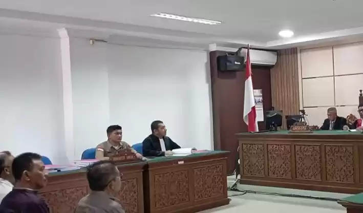 Tiga terdakwa korupsi penyertaan modal BPRS mengikuti persidangan di Pengadilan Tipikor pada Pengadilan Negeri Banda Aceh di Banda Aceh, Kamis (18/4/2024). (Foto: Antara)
