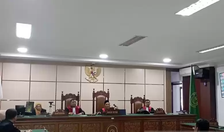 Terdakwa tipikor dana desa mengikuti persidangan di Pengadilan Tipikor pada Pengadilan Negeri Banda Aceh di Banda Aceh, Rabu (24/4/2024). (Foto: Antara)