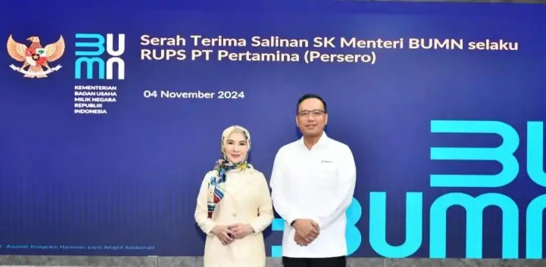 Direktur Utama PT Pertamina Simon Aloysius Mantiri bersama mantan Direktur Utama PT Pertamina Nicke Widyawati dalam serah terima SK RUPS di Jakarta, Senin (4/11/2024)