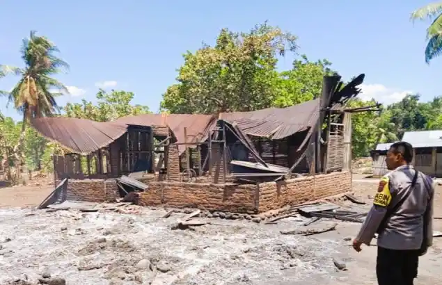Sisa puing-puing rumah yang dibakar saat konflik antar desa-NTT (Foto: Antara)