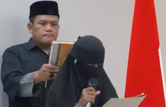 Mantan napiter kasus penyerangan Mako Brimob Depok pada 2018, Siska Nur Azizah menjalankan ikrar setia kepada NKRI di Ruang Command Center Polres Ciamis, Jawa Barat, Rabu (4/7/2024). [Foto: Doc. BNPT RI]