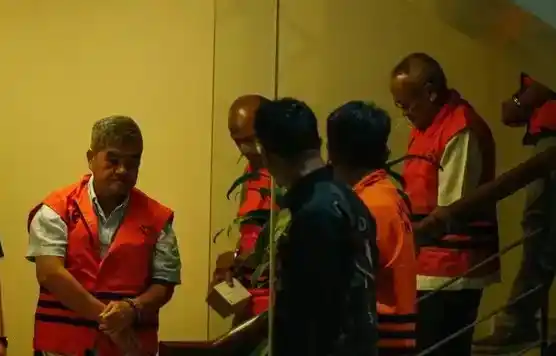 5 tersangka digiring ke mobil tahanan KPK (Foto: Dok MI)