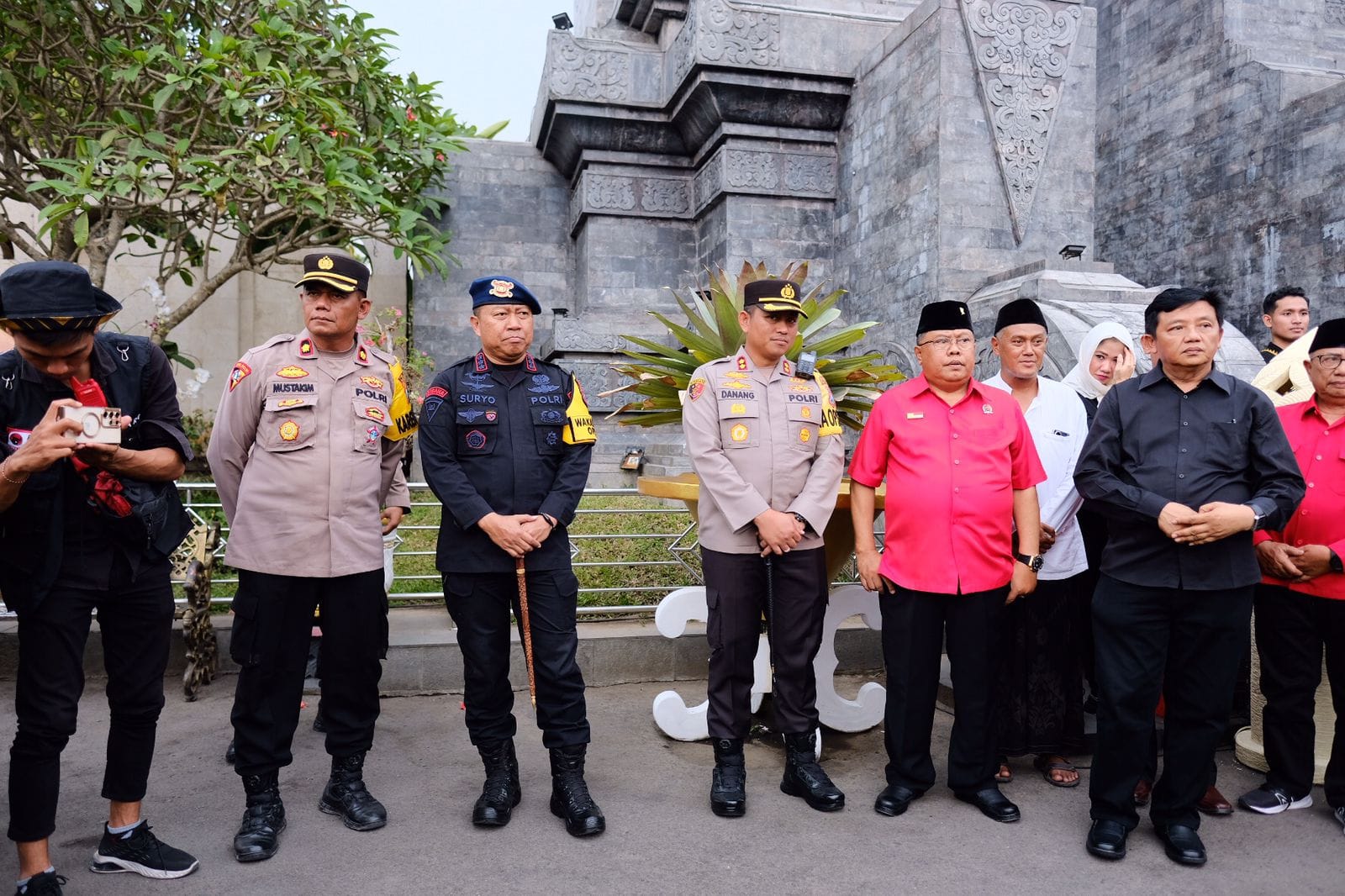 Kapolres Blitar Kota, AKBP Danang Setiyo P.S, saat dilokasi Makam Bung Karno (Foto: MI/JK)