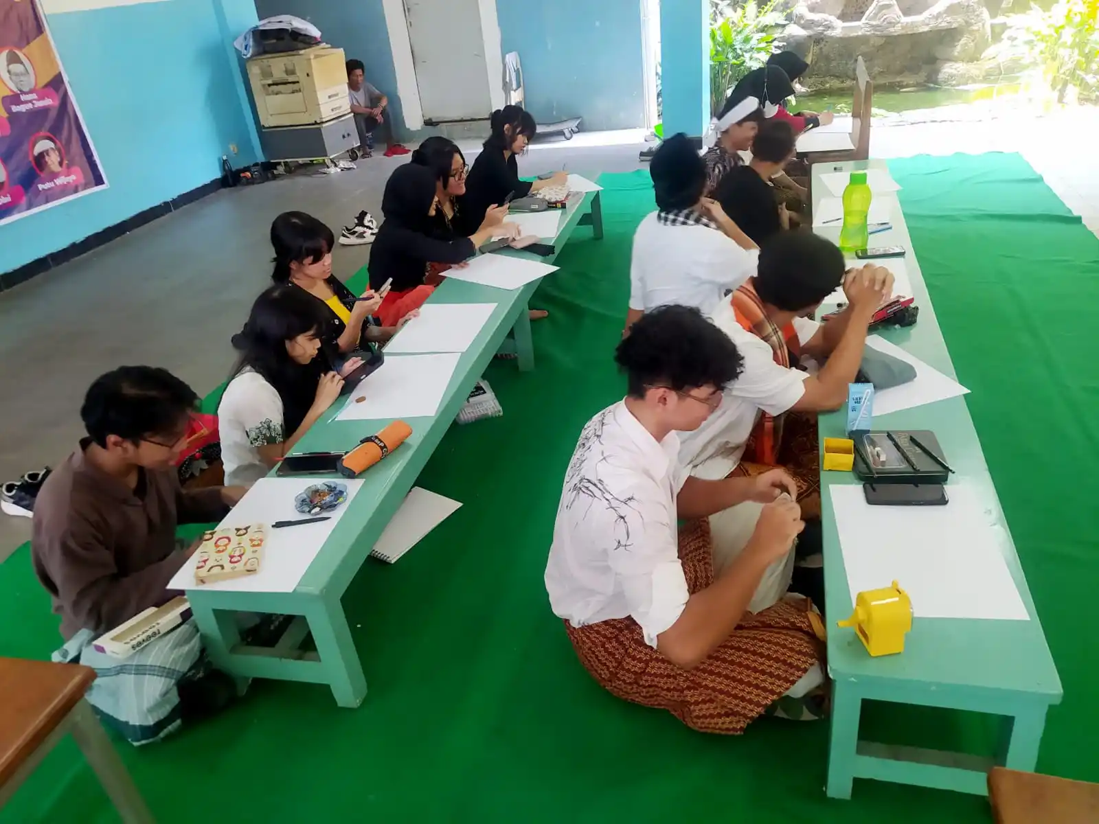 Sejumlah siswa SMK Multimedia Sumbangsih Jakarta, sedang mengikuti lomba ilustrasi dengan tema cerita hikayat, seperti: Malin Kundang, Tangkuban Parahu dan Roro Jonggrang (Foto: Dok MI/Gatot Eko Cahyono)