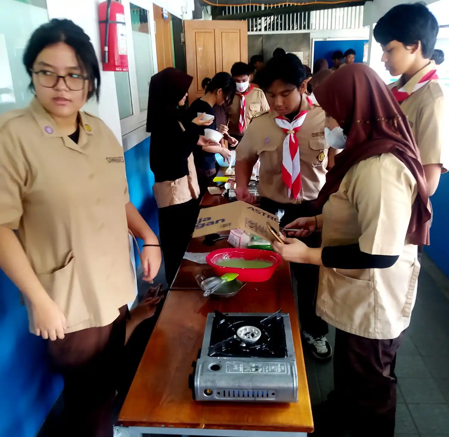 Salah satu stand dari kelompok siswa kelas X yang sedang menyiapkan untuk memasak makanan khas Jakarta. (Foto: Dok MI/Gatot Eko Cahyono.