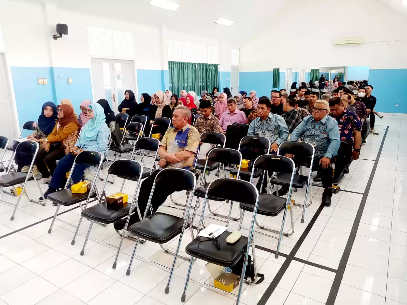 Puluhan guru dari SMK Multimedia, SMK Pariwisata, dan SMA,  di bawah naungan yayasan perguruan Sumbangsih Jakarta, hadir dalam acara "Peningkatan Prestasi Siswa dan Kesejahteraan Guru", di Aula SMA Sumbangsih , Jl Ampera Raya Nomor 3-4 Cilandak Timur, Jakarta Selatan. (Foto: Dok MI/Gatot Eko Cahyono)