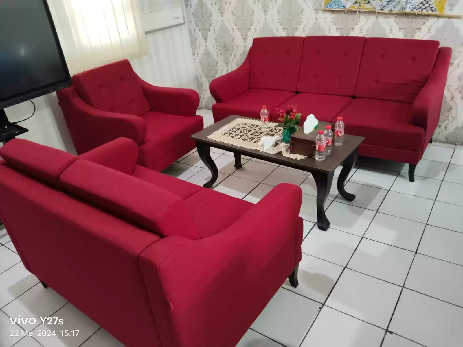 Sofa tamu di salah satu SMPN Kota Bekasi yang harganya Rp. 25.039.000 (Foto: Dok. MI/M. Aritonang)