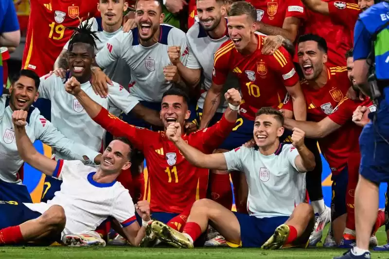 Para pemain Spanyol merayakan keberhasilan mereka mencapai final Euro 2024 di Allianz Arena, Muenchen, pada 9 Juli 2024. (Foto: AFP)