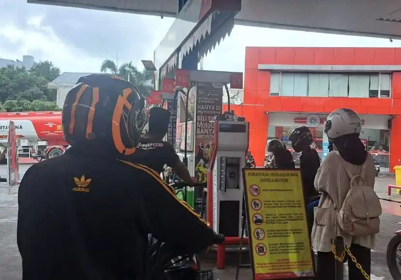 Suasana antrean pengisian BBM di salah satu SPBU Pertamina, Jakarta Timur (Foto: Dok MI/Aswan)