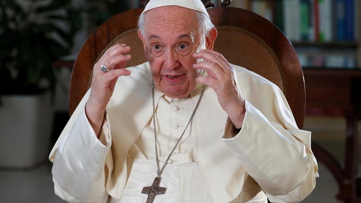 Paus Fransiskus berbicara selama wawancara eksklusif dengan Reuters, di Vatikan ( Foto : Reuters )