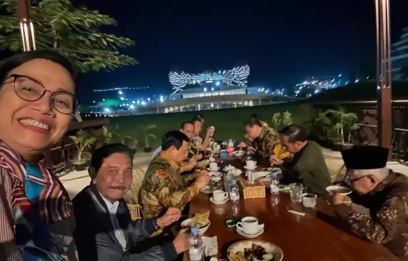 Menteri Keuangan Sri Mulyani melakukan swafoto dengan latar Presiden Joko Widodo (Jokowi) dan Wapres Ma’ruf Amin bersama para Menteri Kabinet Indonesia Maju di Ibu Kota Nusantara, Minggu malam. [Foto: Instagram/@smindrawati]