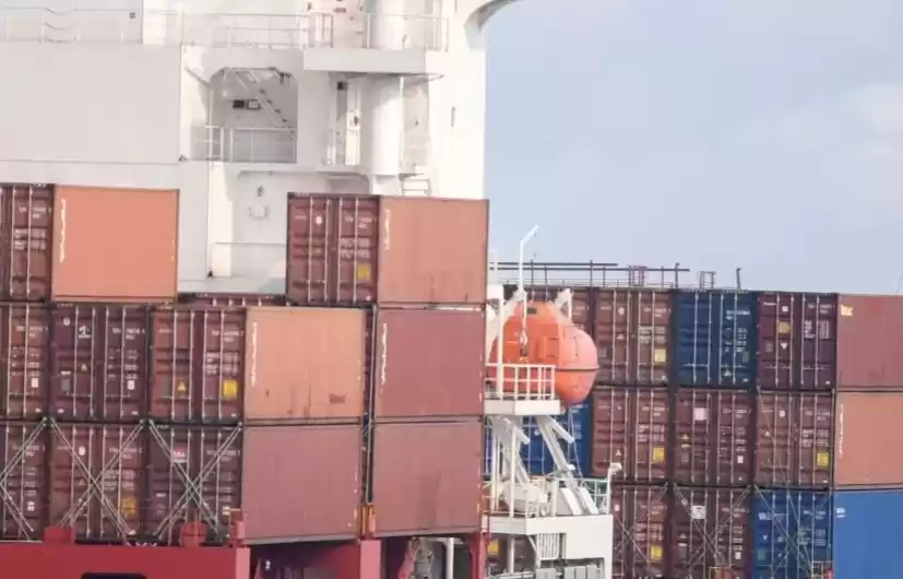 Suasana bongkar muat kontainer pada kapal kargo di dermaga Pelabuhan Jakarta International Container Terminal (JICT), Tanjung Priok, Jakarta, Senin (15/1/2024) (Foto: Antara)