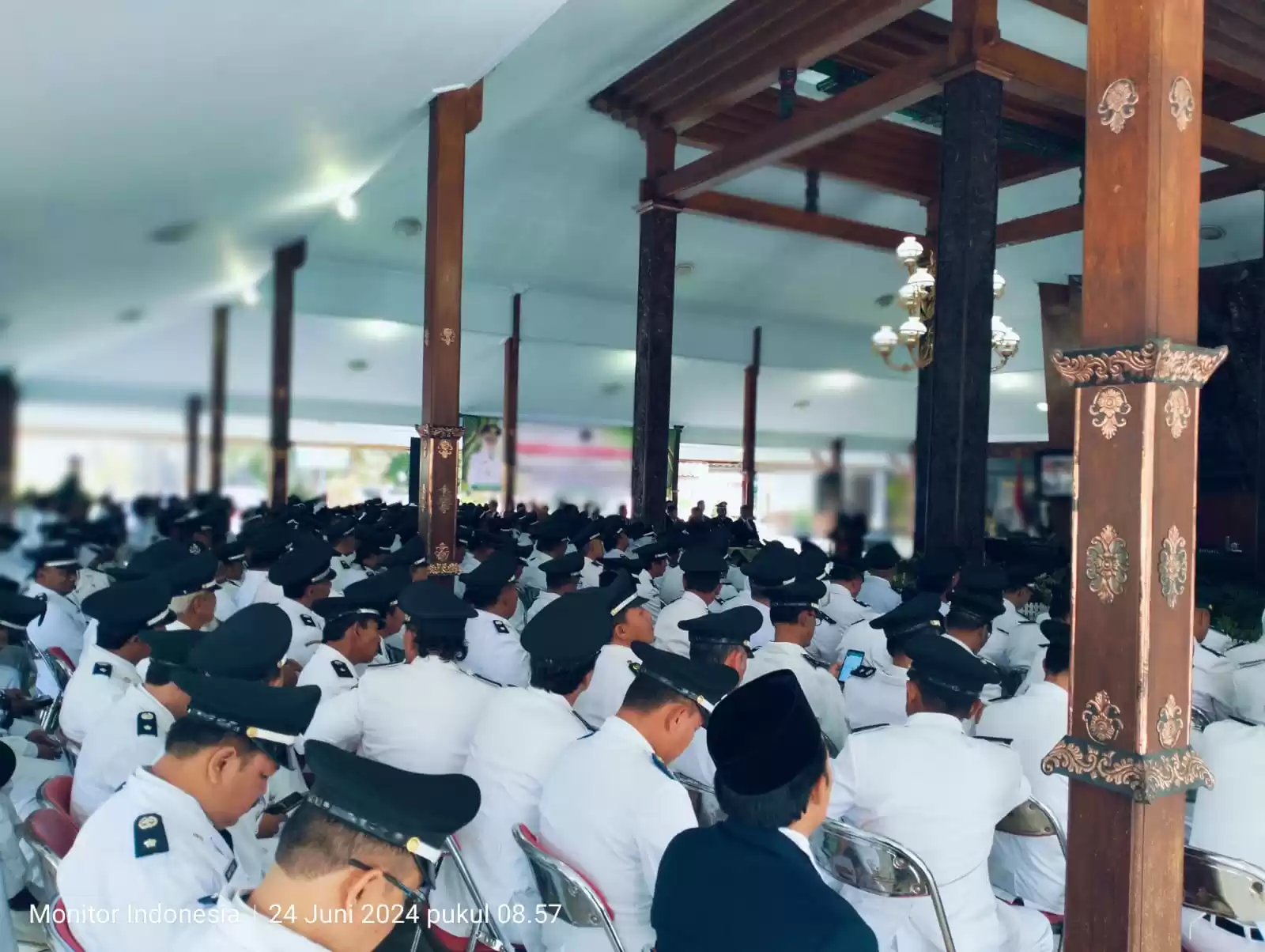 Suasana penyerahan SK perpanjangan masa jabatan oleh Bupati Blitar Rini Syarifah di Pendopo RHN (Foto: MI/JK)