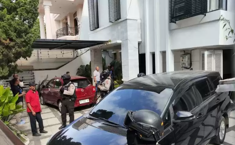 Suasana penggeledahan tim penyidik KPK di salah satu rumah keluarga Syahrul Yasin Limpo. (Foto: Antara)