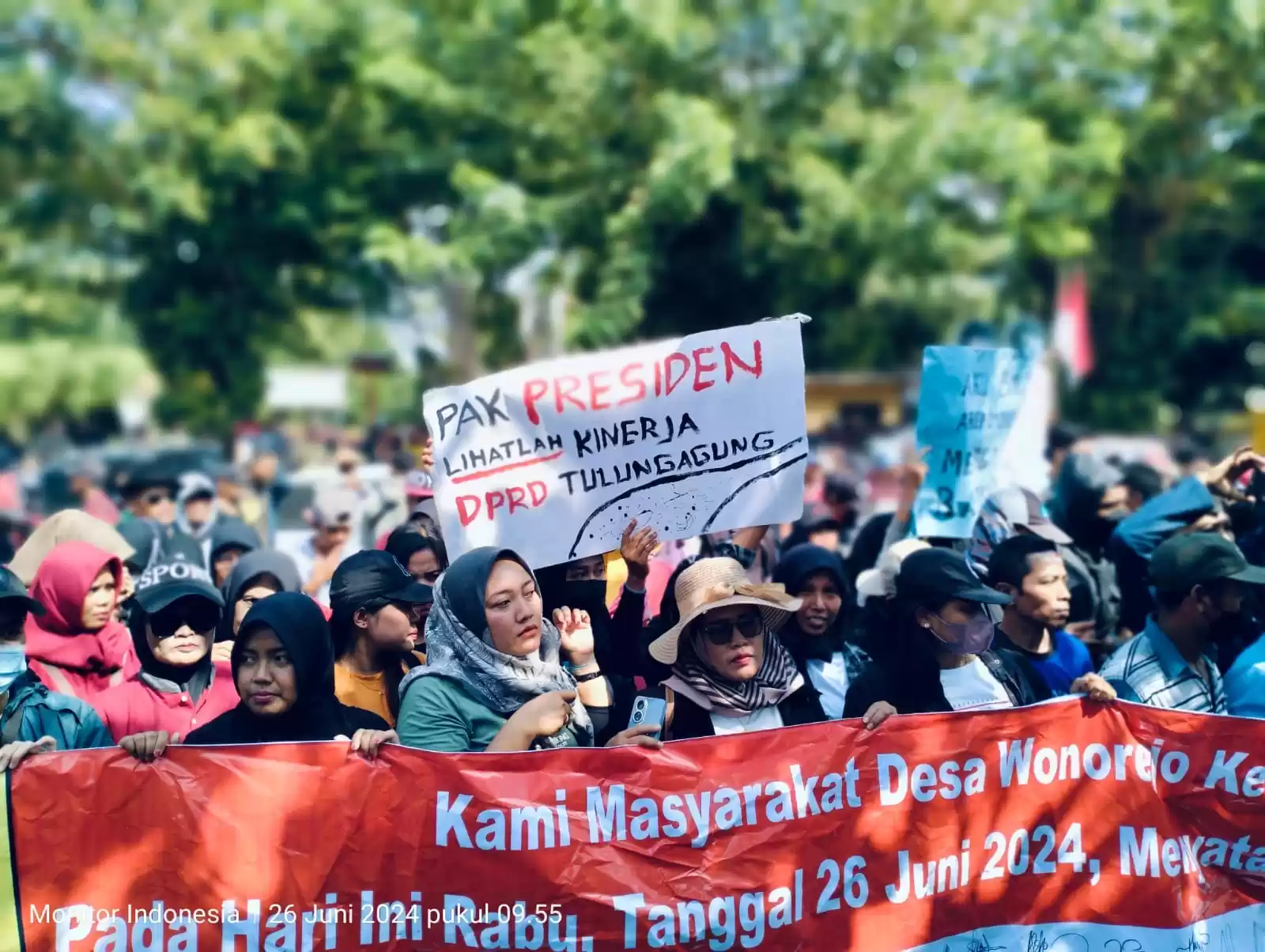 Suasana saat aksi Almasta di depan Kantor DPRD Kabupaten Tulungagung. (Foto: Dok MI/JK)