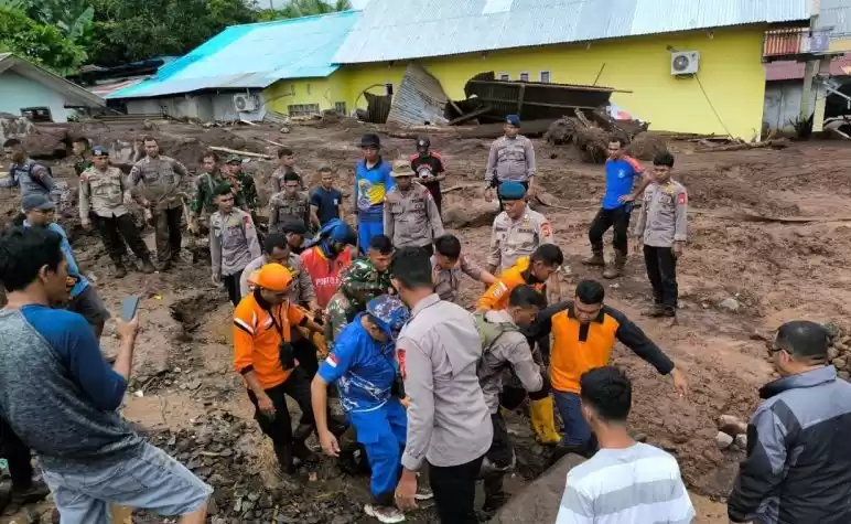 Korban banjir bandang dan tanah longsor di Kelurahan Rua. (Foto: Antara)
