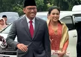 Ketua DPD Gerindra Jawa Tengah Sudaryono ditemani istri tiba di kompleks Istana Kepresidenan RI, Jakarta, Kamis (18/7/2024)